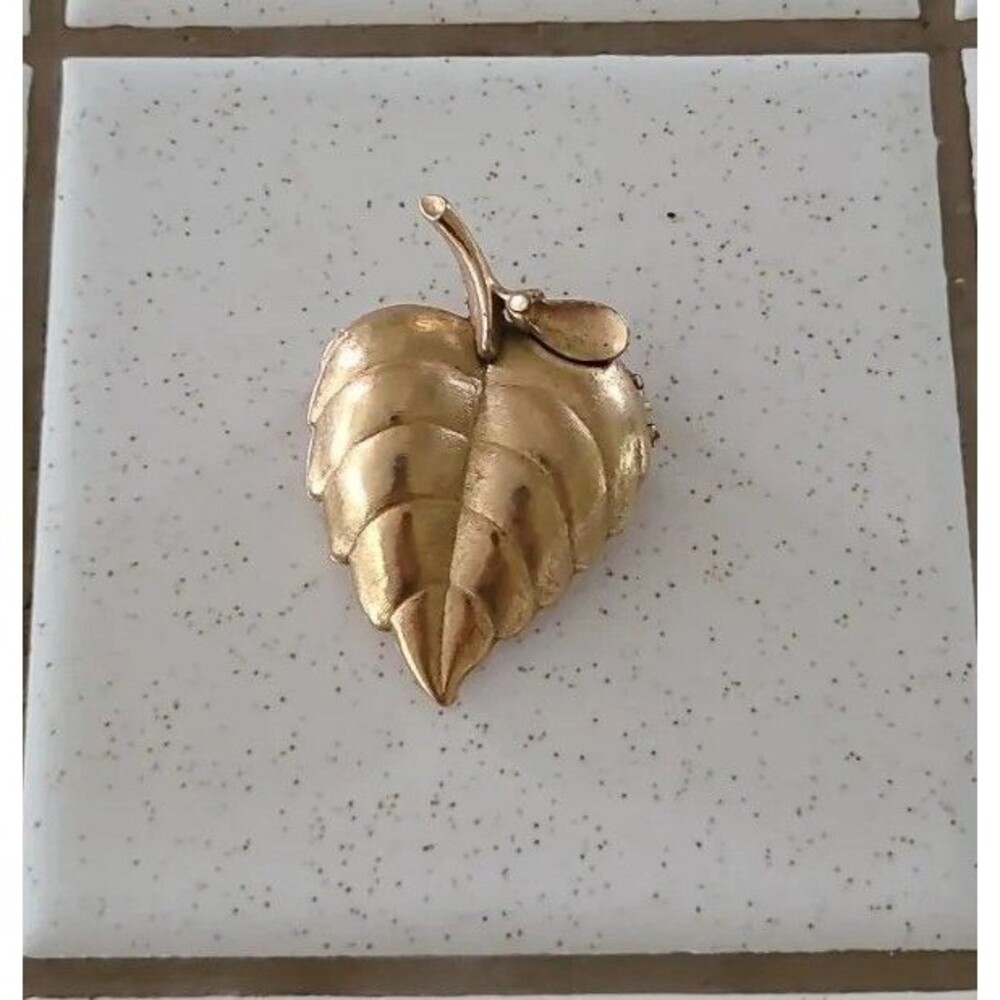 Vintage Avon Gold Tone Leaf Perfume Holder Locket Pin Brooch